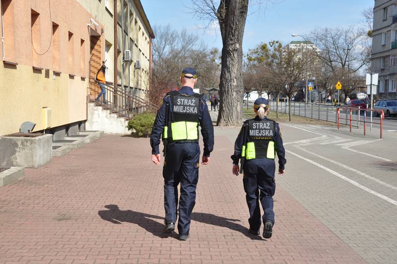 Patrol straży miejskiej przed budynkiem szkoły