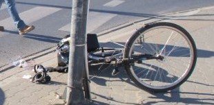 Leżący na ulicy, przwrócony rower