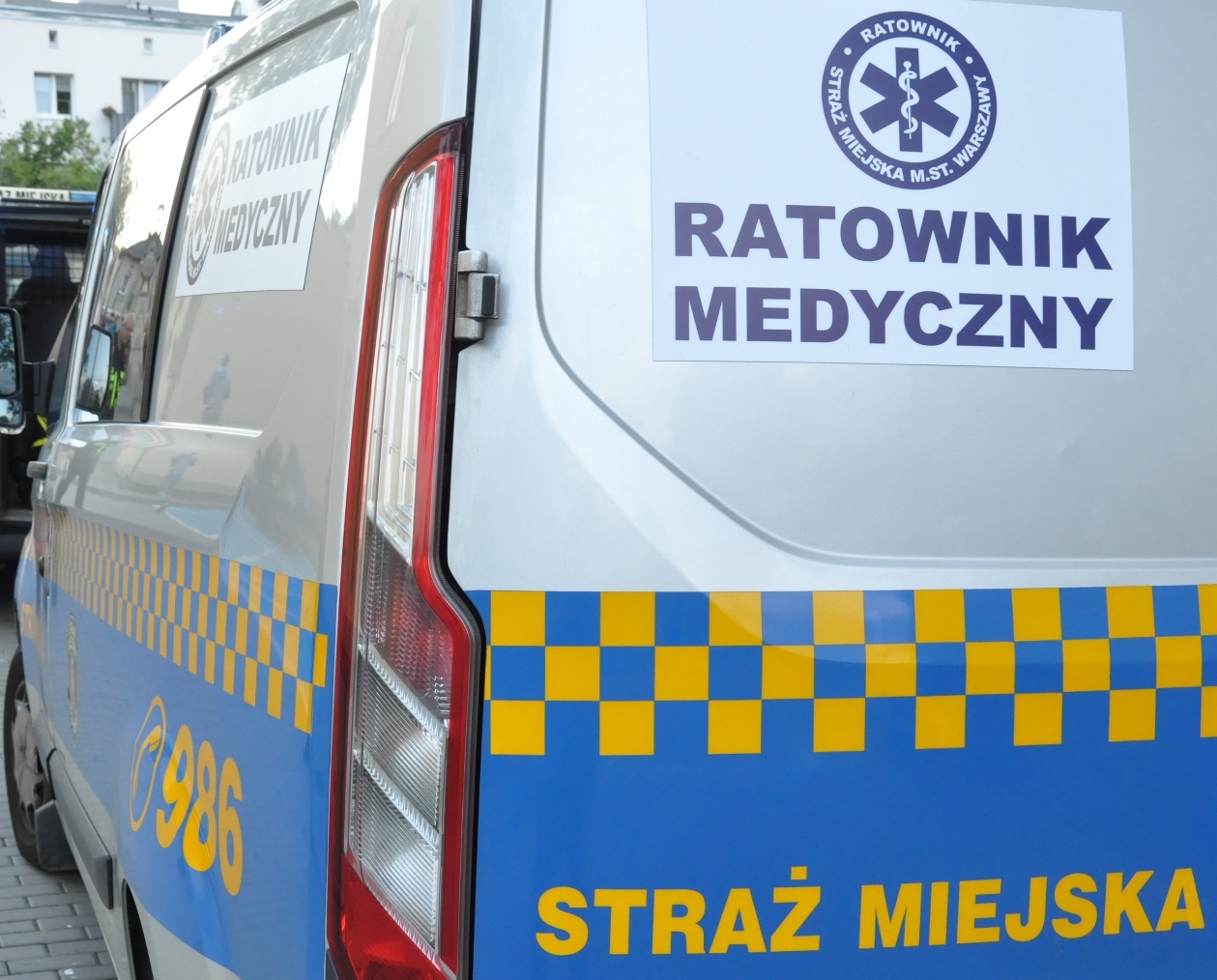 Zdjęcie ilustracyjne: radiowóz straży miejskiej z emblematem "Ratownik medyczny".