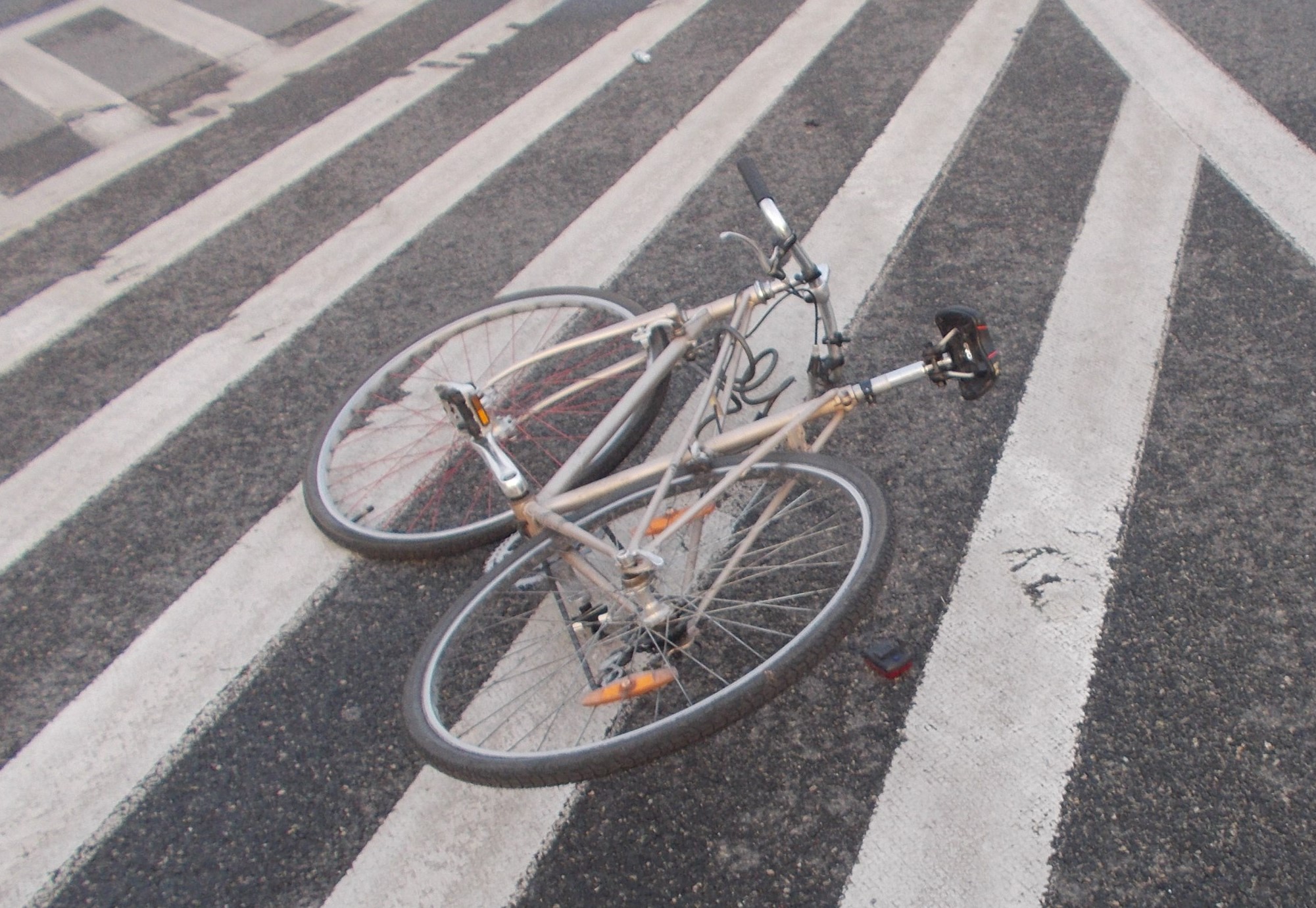 Rower leżący na jezdni- zdjęcie ilustracyjne