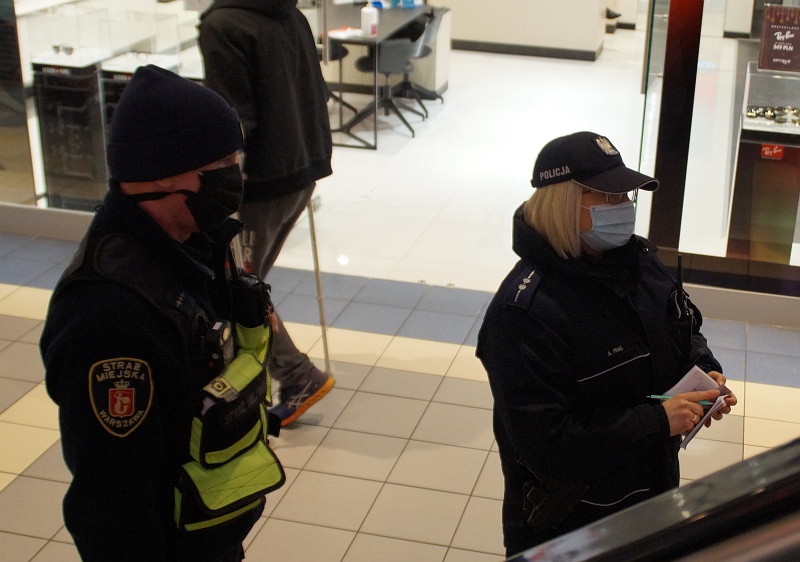 Strażnik miejski i policjantka w centrum handlowym- zdjęcie ilustracyjne