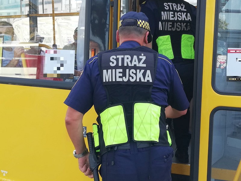 Strażnicy miejscy wchodzą do tramwaju- zdjęcie ilustracyjne
