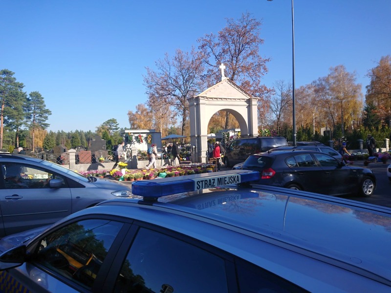 Radiowóz straży miejskiej przy bramie cmentarnej- zdjęcie ilustracyjne