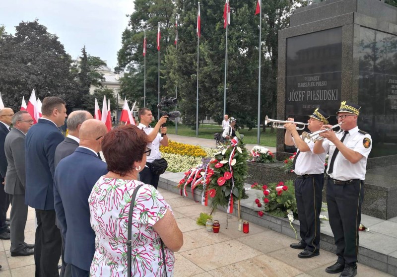 Hejnaliści stołecznej straży miejskiej pod pomnikiem Piłsudskiego w Lublinie.