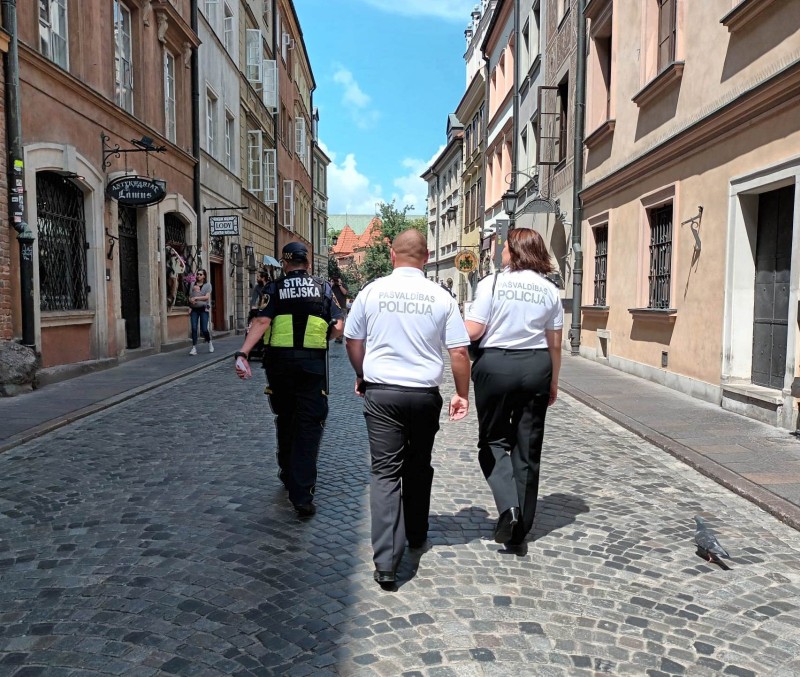 Wspólny patrol strażników miejskich i gości z Łotwy na Starówce