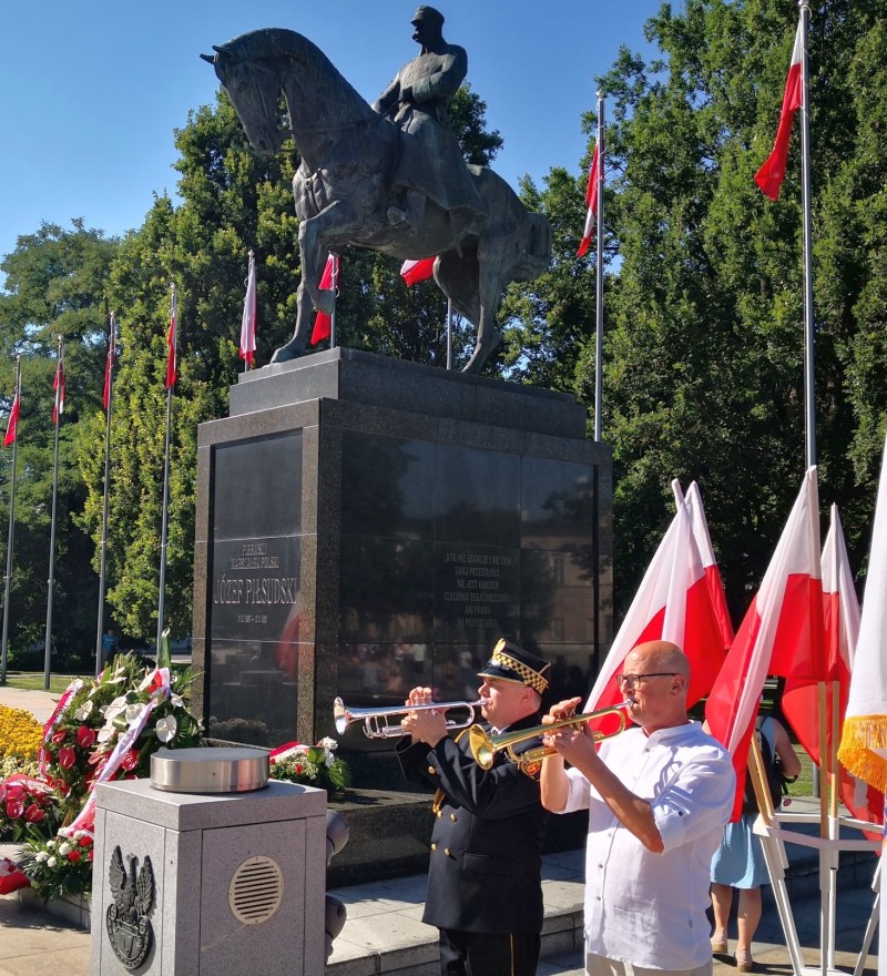 Warszawscy hejnaliści pod pomnikiem Piłsudskiego w Lublinie