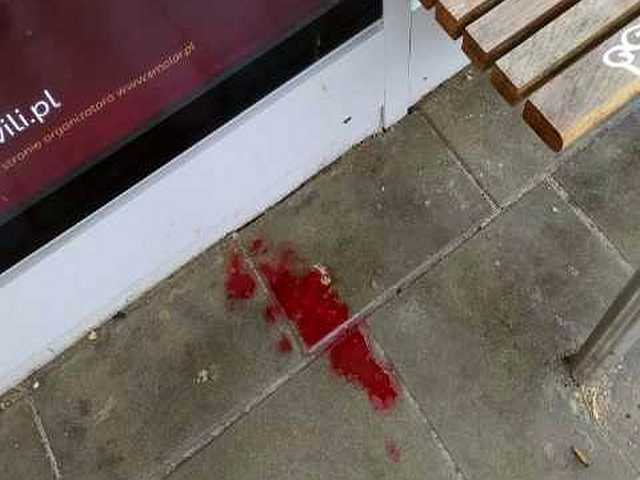 Krew bezdomnego na przystanku