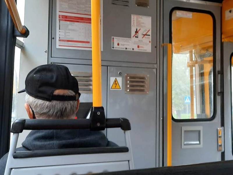 Starszy mężczyzna w strefie buforowej tramwaju