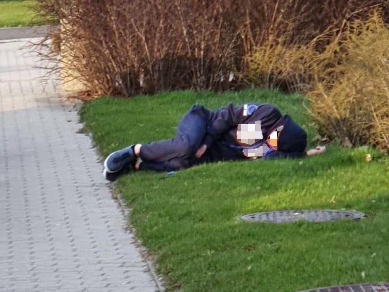 Mężczyzna leżący na trawniku