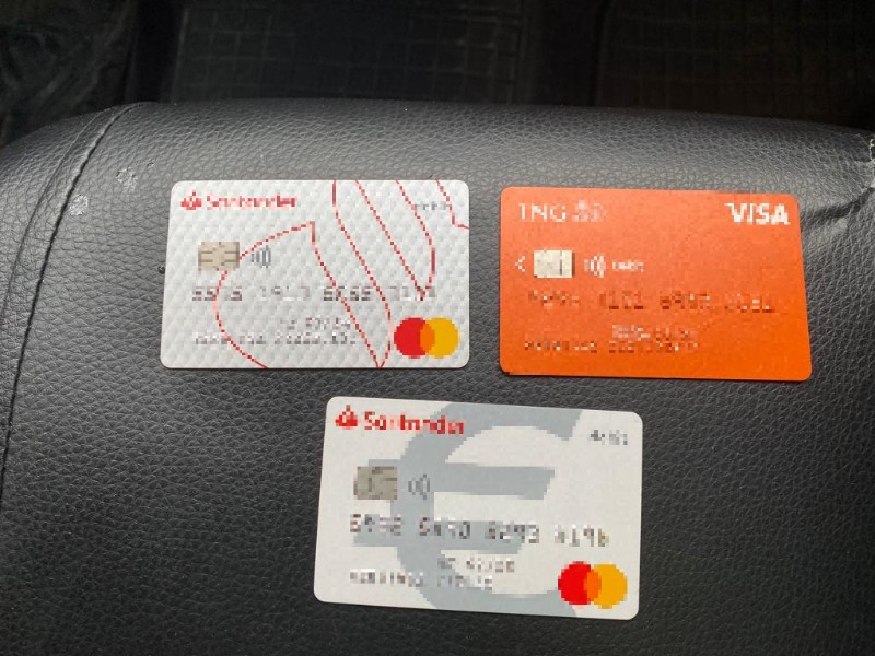 Zdjęcie z interwencji: trzy karty bankomatowe ujawnione przy ujętym mężczyźnie.