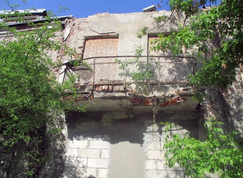 Uszkodzony balkon w kamienicy przy Krypskiej.
