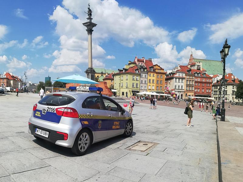 Radiowóz straży miejskiej na Placu Zamkowym- zdjęcie ilustracyjne