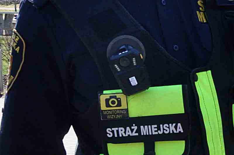 Kamera nasobna na mundurze strażnika miejskiego