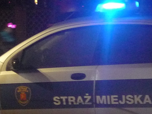 Radiowóz straży miejskiej nocą- zdjęcie ilustracyjne