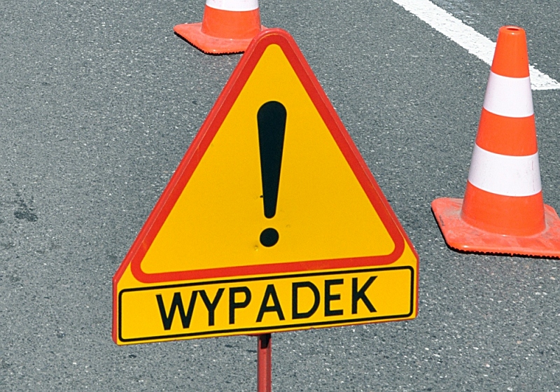Znak drogowy wskazujący na niebezpieczeństwo i tabliczką "wypadek"- zdjęcie ilustracyjne
