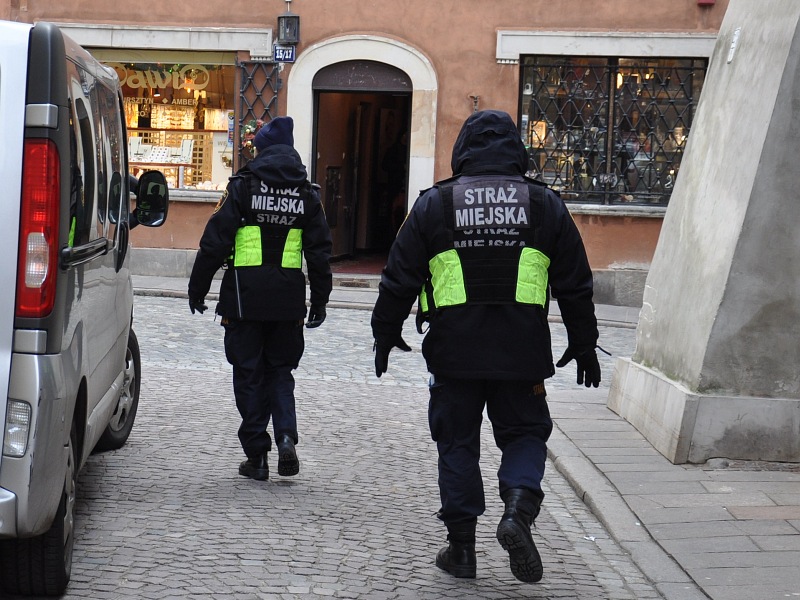 Zdjęcie ilustracyjne: dwójka strażników miejskich patrolująca Stare Miasto.