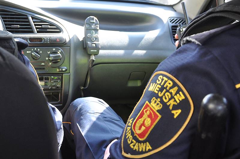 Policjant i strażnik miejski w radiowozie- zdjęcie ilustracyjne