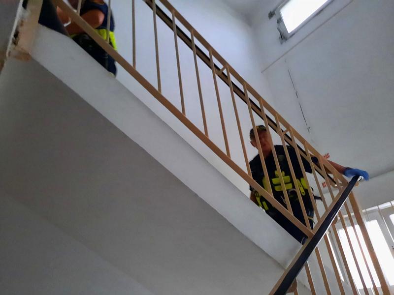 Strażnicy miejscy wchodzący po schodach w budynku.