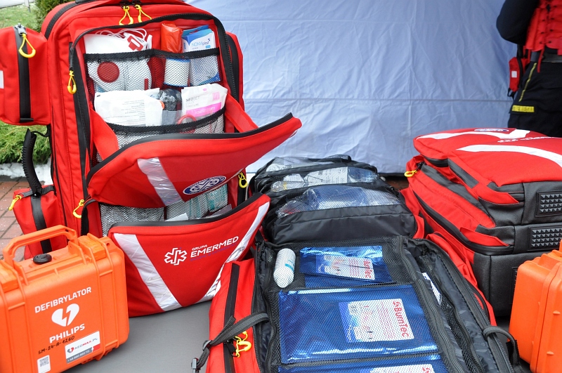 Plecaki ratunkowe i apteczki na wyposażeniu straży miejskiej- zdjęcie ilustracyjne
