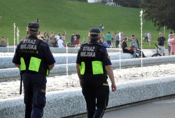 Dwuosobowy patrol strażników pod skarpą wiślaną w Parku Fontann w Warszawie.