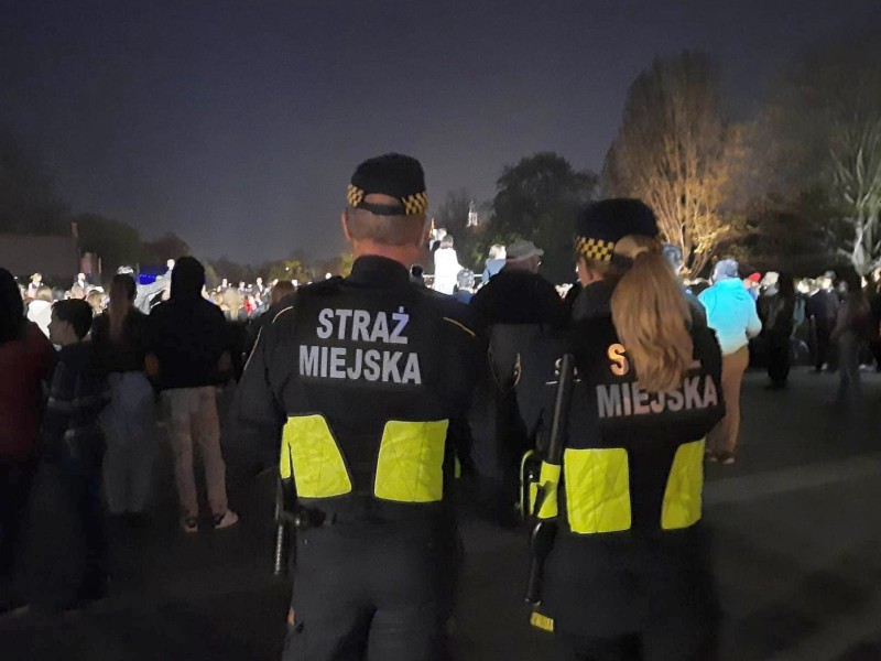 Patrol straży miejskiej przy parku fontann podczas wieczornego pokazu- zdjęcie ilustracyjne.