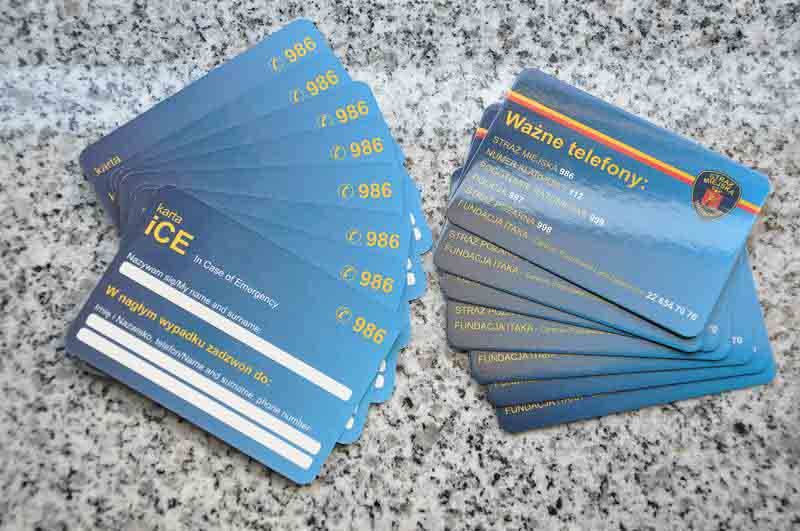 Zdjęcie ilustracyjne: dwa stosiki kart ICE (ang. In case of emergency- w nagłym przypadku) leżących na stole