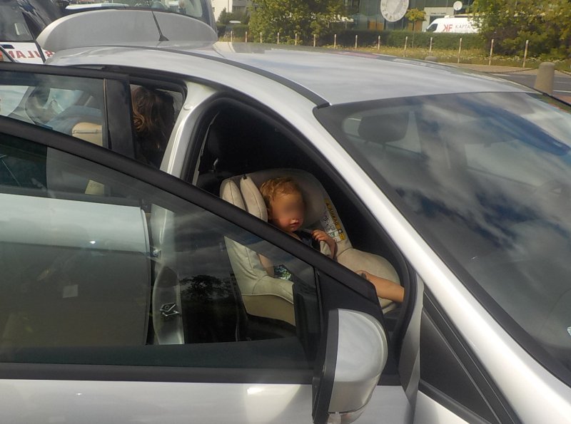 Dziecko zamknięte w rozgrzanym samochodzie
