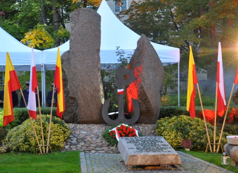 Pomnik "Mokotów walczący" podczas zakończenia obchodów 78. rocznicy Powstania Warszawskiego